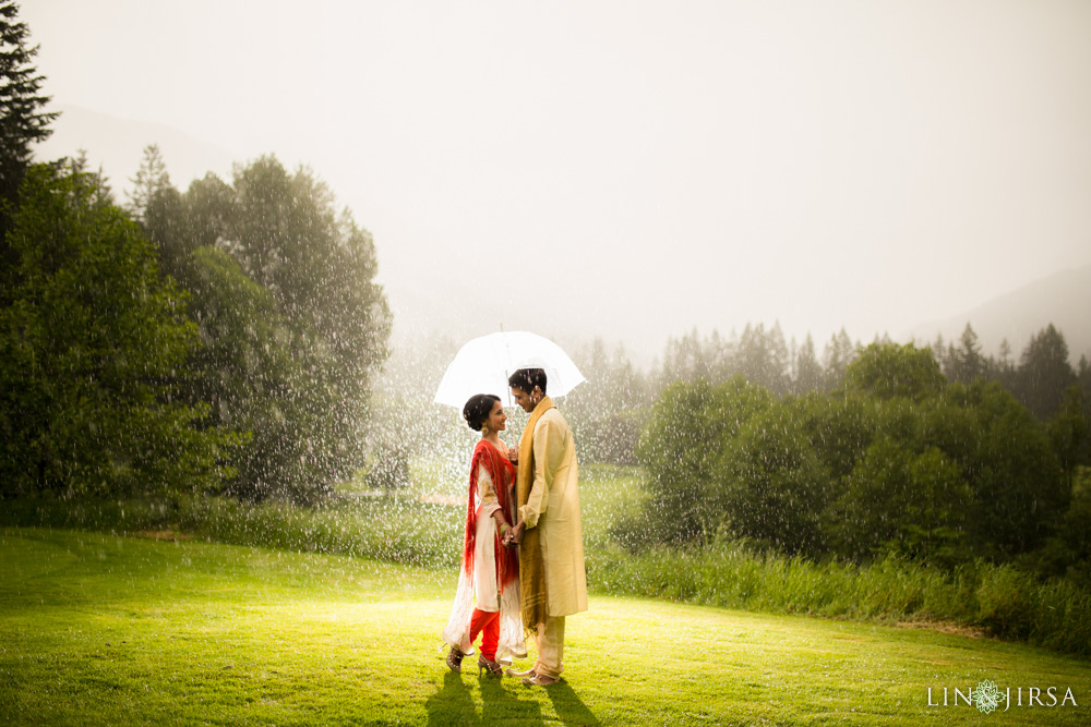 02-rainy-day-wedding-photography-tips-umbrella-photos