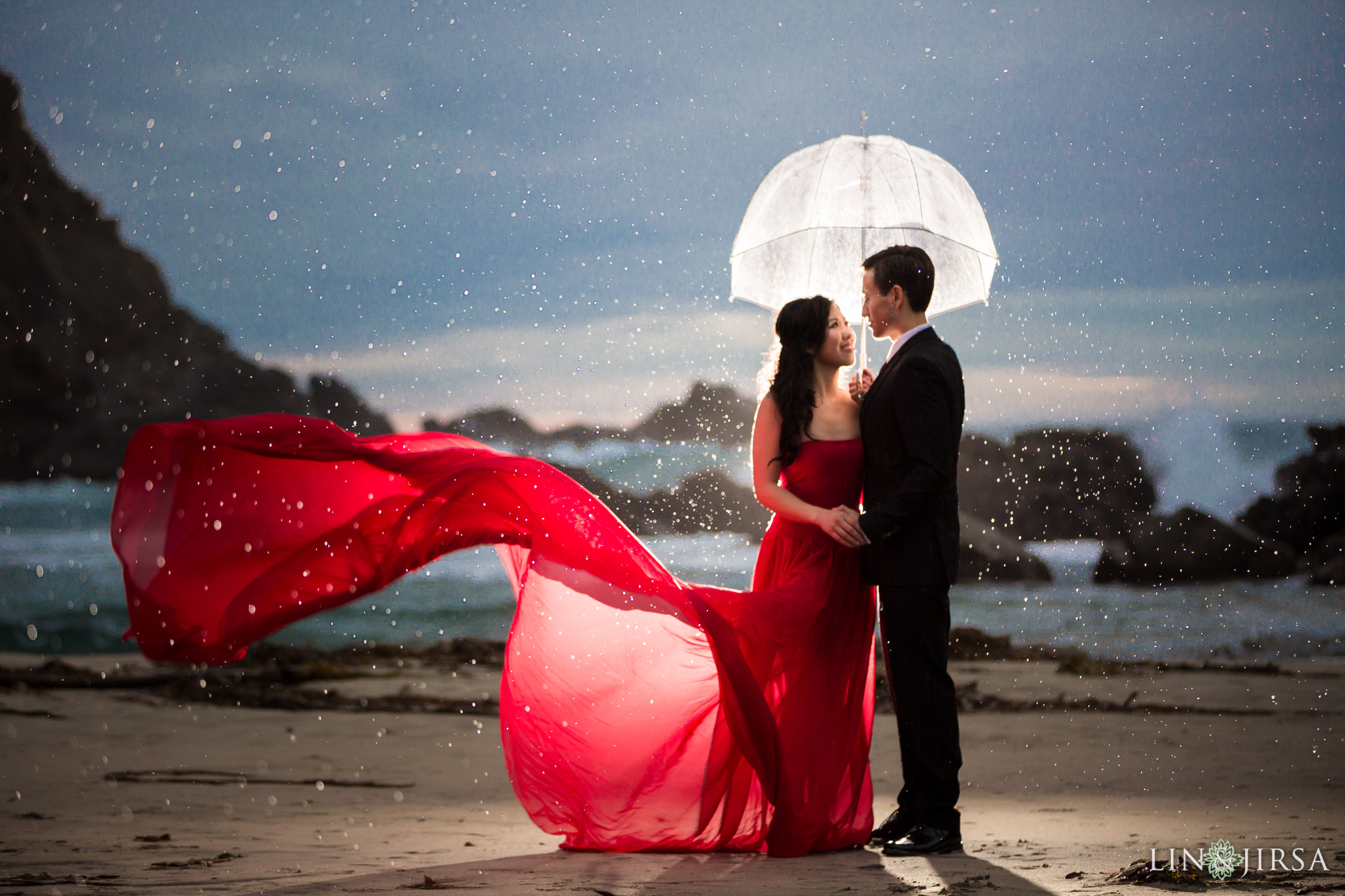 04-rainy-day-wedding-photography-tips-umbrella-photos