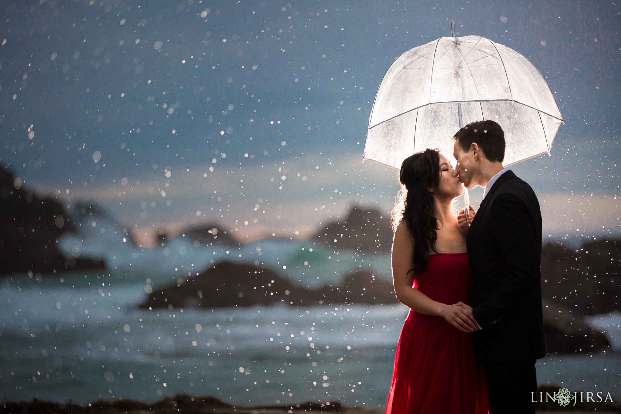 06-rainy-day-wedding-photography-tips-umbrella-photos