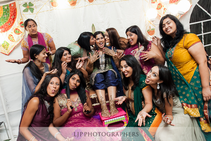 7 Fun Poses to Capture That Bridal Mehendi Design | Wedding Planning and  Ideas | Wedding Blog