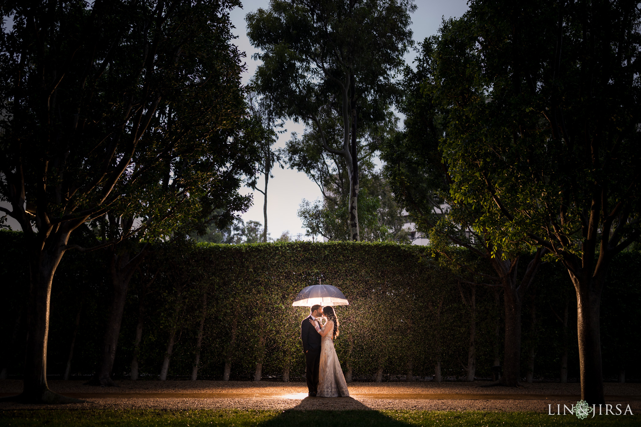 10-rainy-day-wedding-photography-tips-umbrella-photos