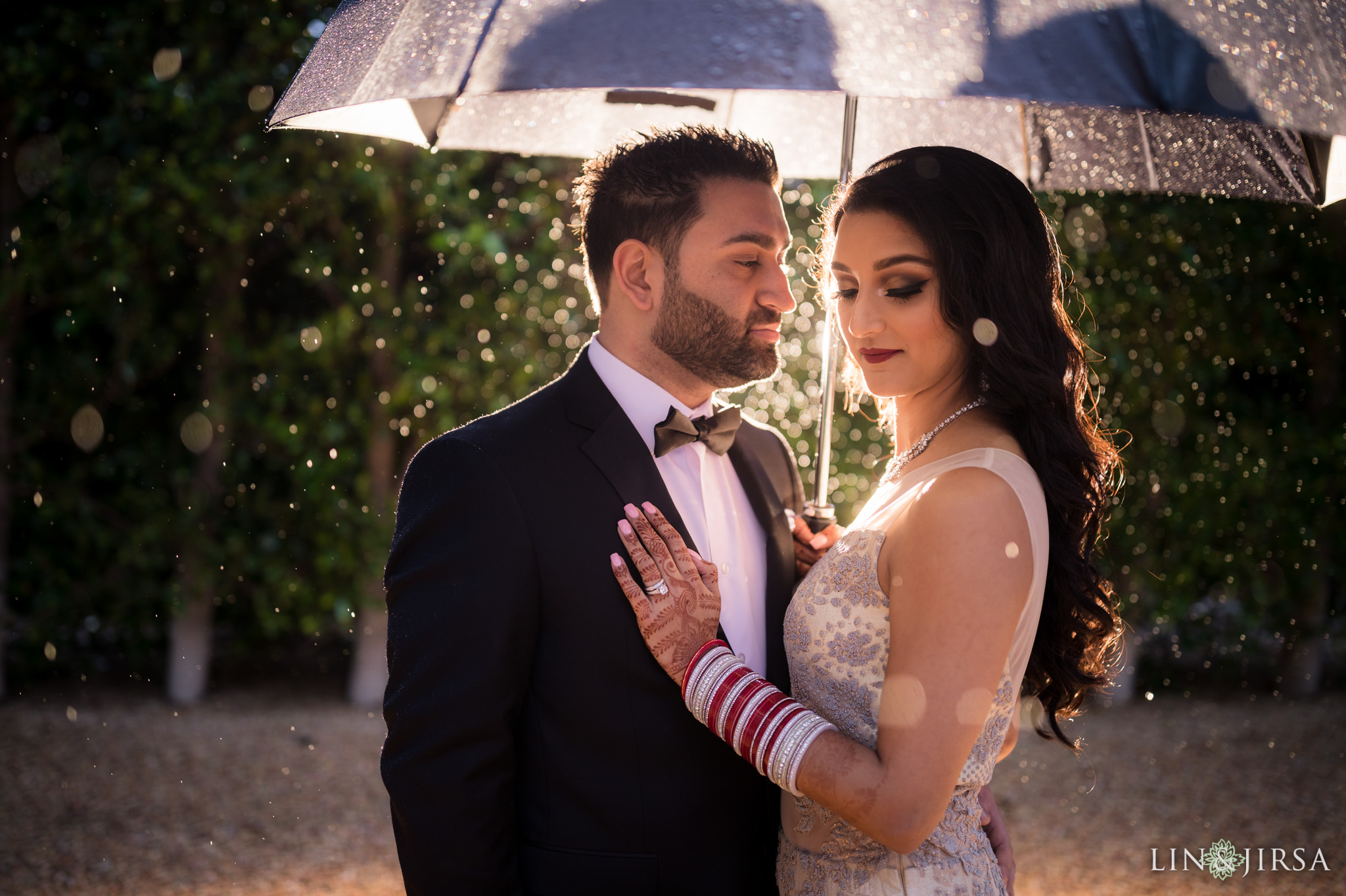 11-rainy-day-wedding-photography-tips-umbrella-photos