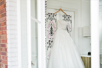 wedding-details-wooden-dress-hanger